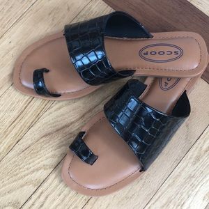 Scoop sandals black patent size 7 slip slide on flat shoe crocodile pattern